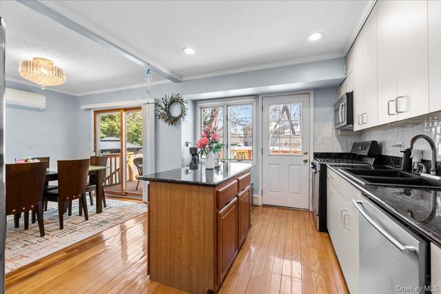 20 Pickwick Drive W, Syosset, NY 11791