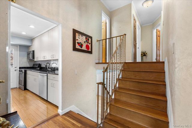 20 Pickwick Drive W, Syosset, NY 11791