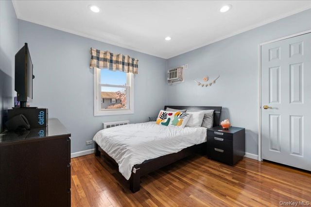 20 Pickwick Drive W, Syosset, NY 11791