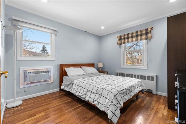 20 Pickwick Drive W, Syosset, NY 11791