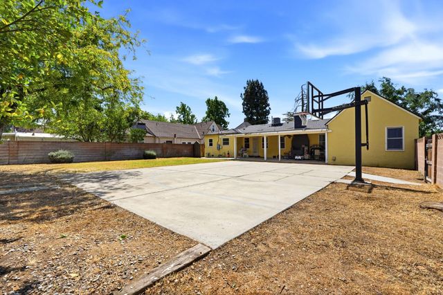 2142 N Wilson Avenue, Fresno, CA 93704
