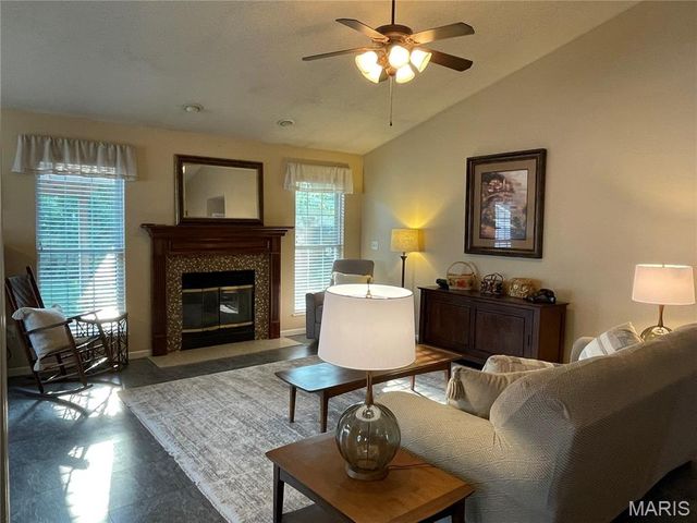 129 Emerald Way West, Granite City, IL 62040