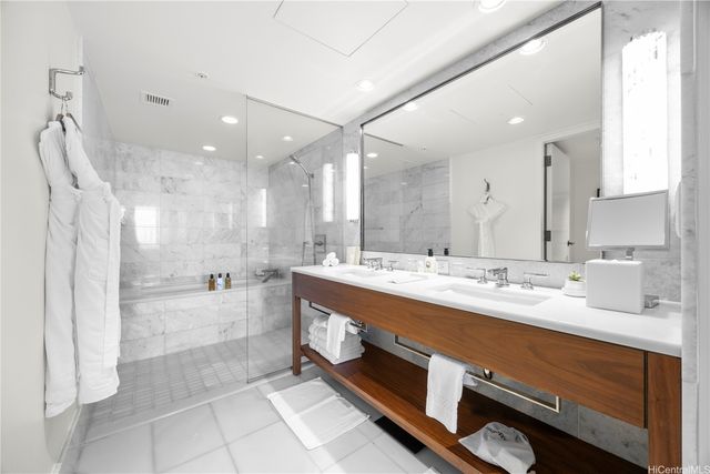 383 Kalaimoku Streets E2903, Honolulu, HI 96815