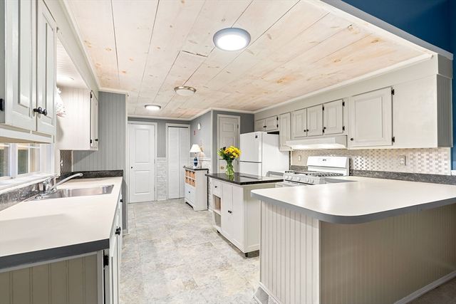 94 Leisurewoods Drive, Rockland, MA 02370