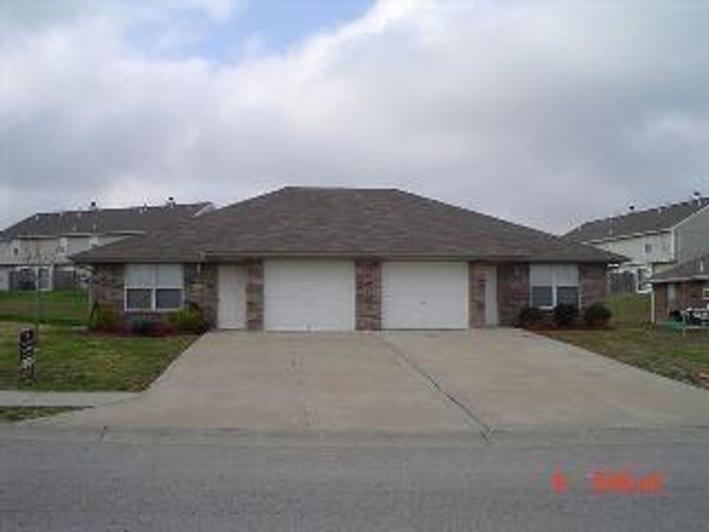 183-185 NW Woodbury Drive, Grain Valley, MO 64029