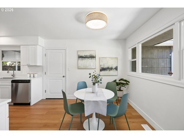 11942 Ne SISKIYOU St, Portland, OR 97220