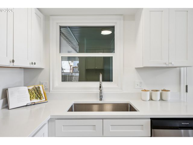 11942 Ne SISKIYOU St, Portland, OR 97220