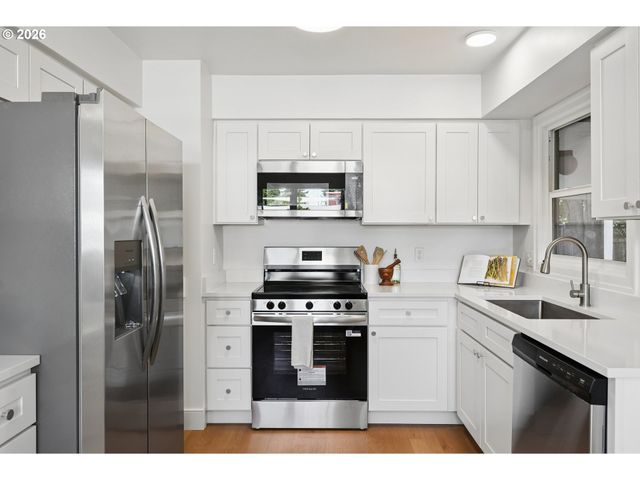 11942 Ne SISKIYOU St, Portland, OR 97220