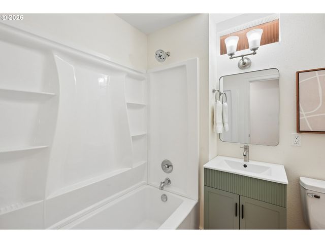 11942 Ne SISKIYOU St, Portland, OR 97220
