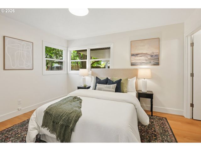 11942 Ne SISKIYOU St, Portland, OR 97220