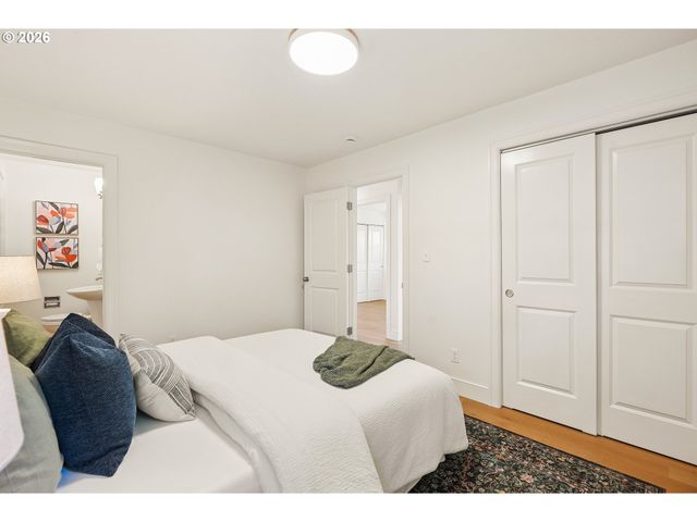 11942 Ne SISKIYOU St, Portland, OR 97220