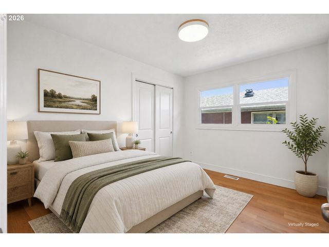 11942 Ne SISKIYOU St, Portland, OR 97220