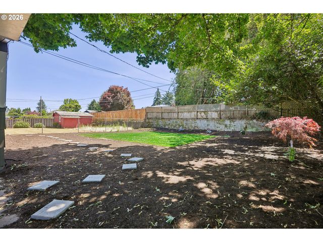 11942 Ne SISKIYOU St, Portland, OR 97220