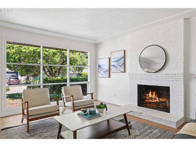 11942 Ne SISKIYOU St, Portland, OR 97220