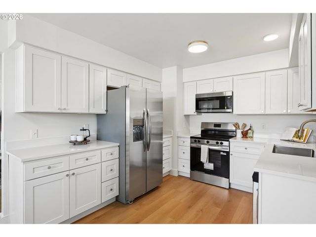 11942 Ne SISKIYOU St, Portland, OR 97220