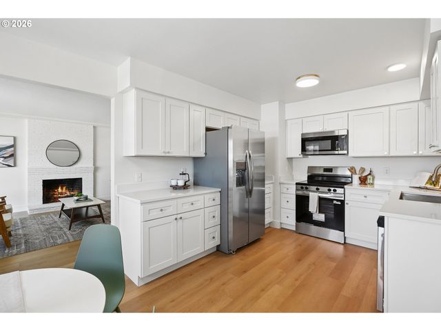 11942 Ne SISKIYOU St, Portland, OR 97220