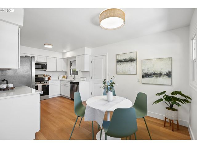 11942 Ne SISKIYOU St, Portland, OR 97220