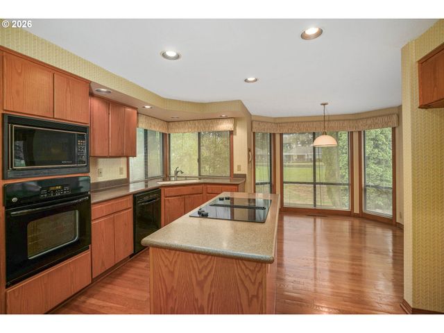 590 SNEAD Dr N, Keizer, OR 97303