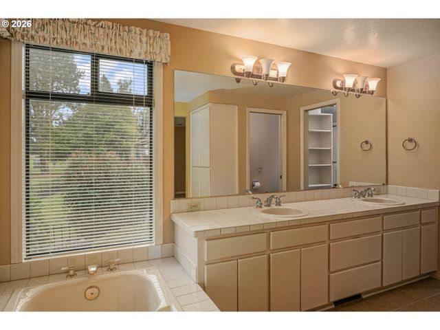 590 SNEAD Dr N, Keizer, OR 97303