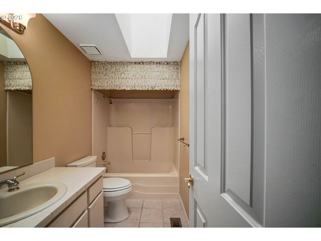 590 SNEAD Dr N, Keizer, OR 97303