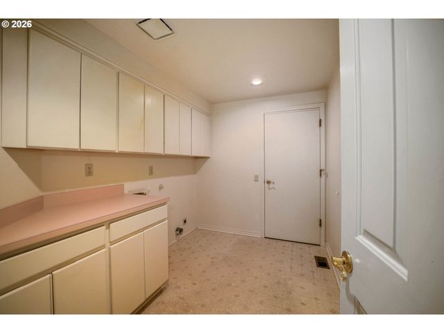 590 SNEAD Dr N, Keizer, OR 97303