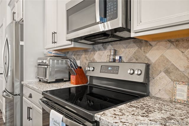 902 Glenwood Gardens Drive, Sellersburg, IN 47172