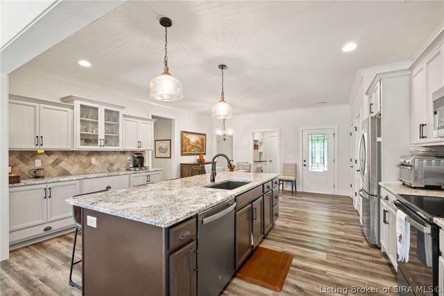 902 Glenwood Gardens Drive, Sellersburg, IN 47172