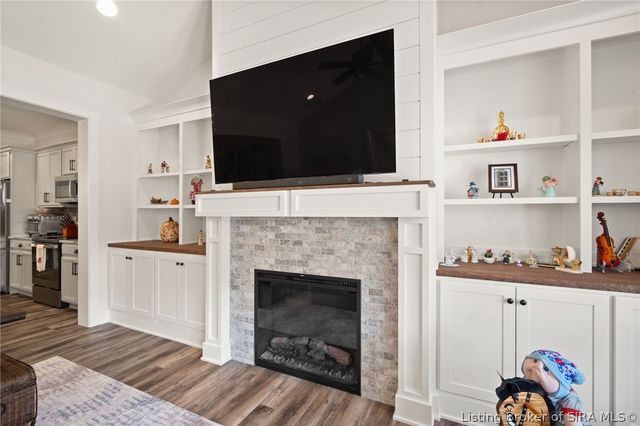 902 Glenwood Gardens Drive, Sellersburg, IN 47172