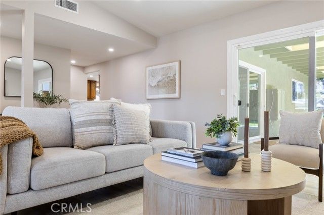 927 Presidio, Costa Mesa, CA 92626