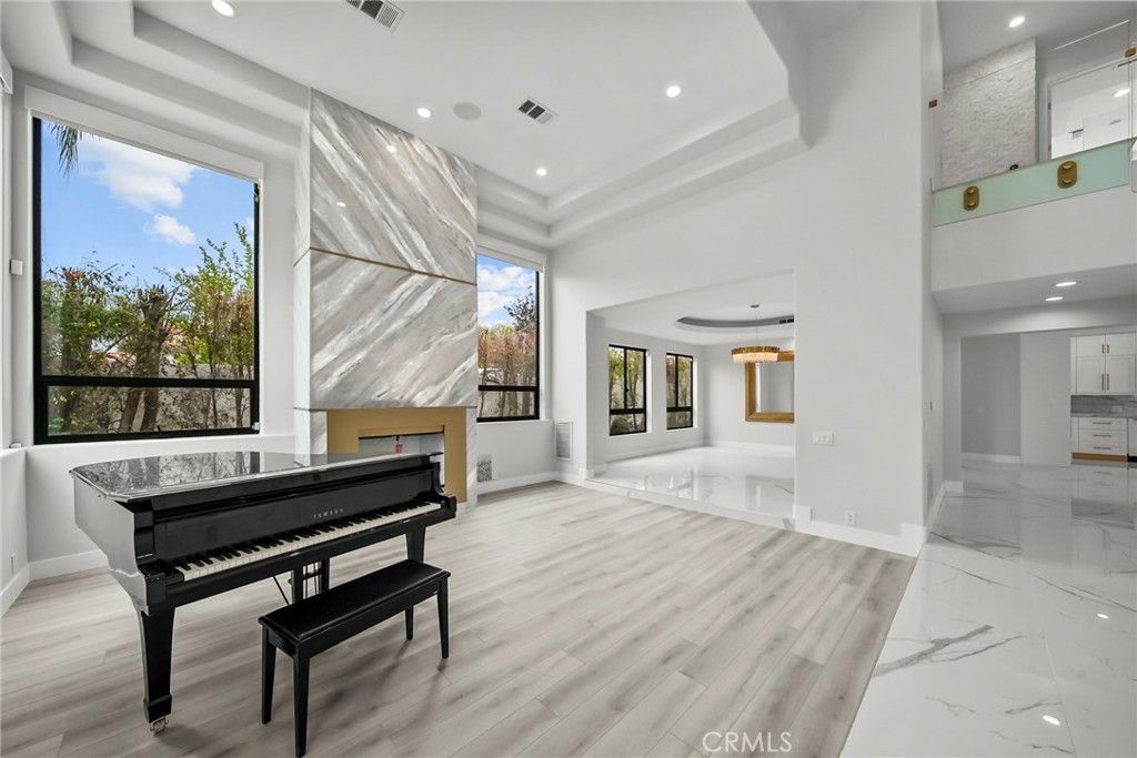 23129 Burbank Boulevard, Woodland Hills, CA 91367 — photo 2