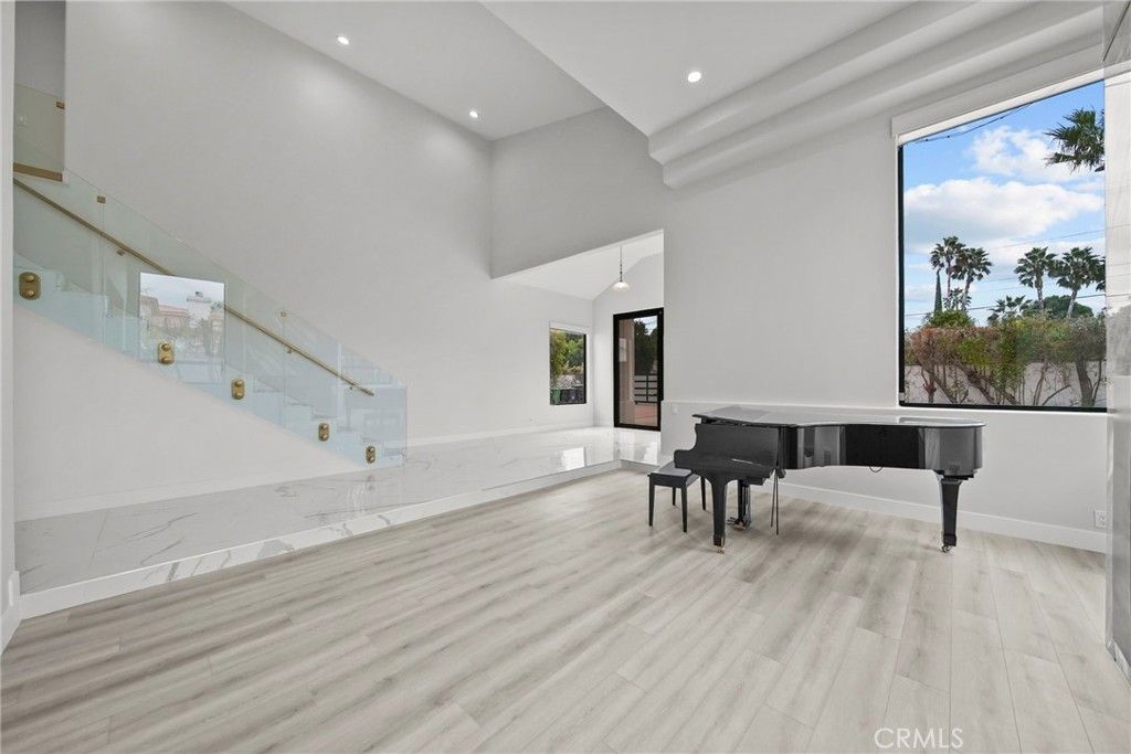 23129 Burbank Boulevard, Woodland Hills, CA 91367 — photo 3