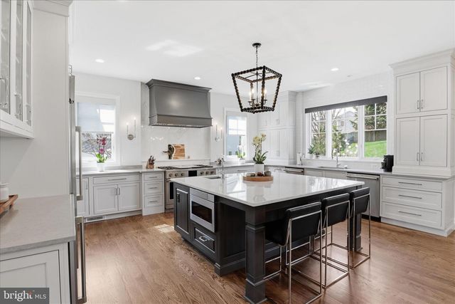 303 SALSBURY LN NW, Vienna, VA 22180