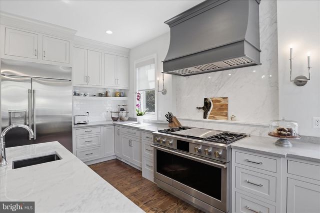 303 SALSBURY LN NW, Vienna, VA 22180