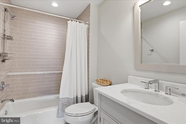 303 SALSBURY LN NW, Vienna, VA 22180
