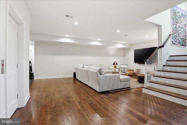 303 SALSBURY LN NW, Vienna, VA 22180