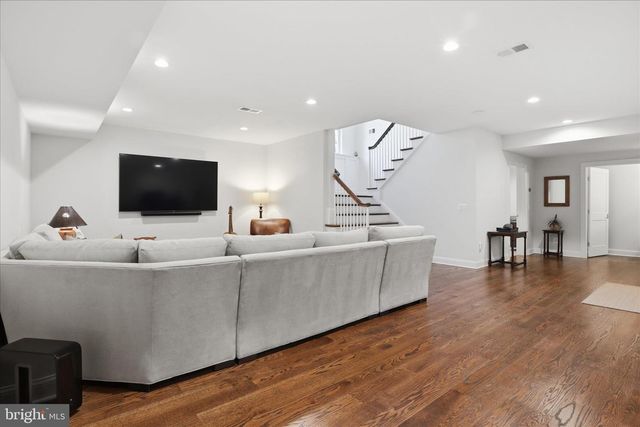 303 SALSBURY LN NW, Vienna, VA 22180