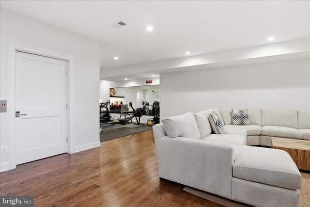 303 SALSBURY LN NW, Vienna, VA 22180