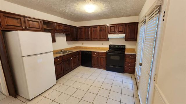 631 Hunting Creek Lane SE, Conyers, GA 30013