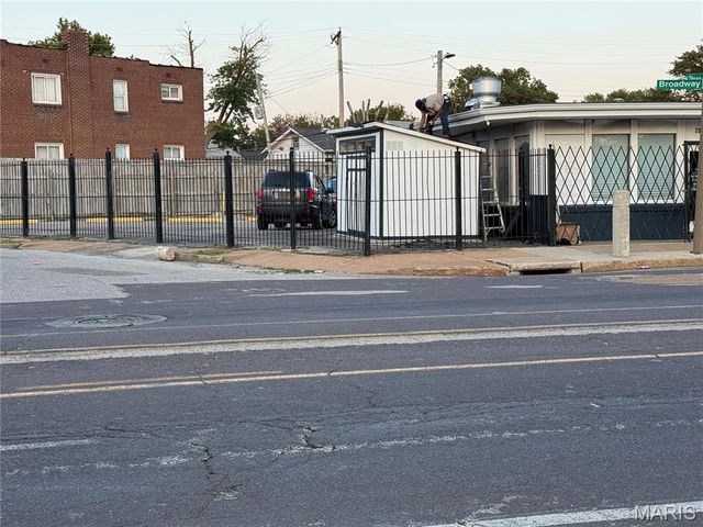 7954 N Broadway, St Louis, MO 63147