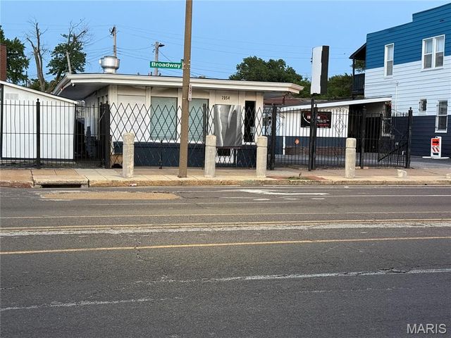 7954 N Broadway, St Louis, MO 63147