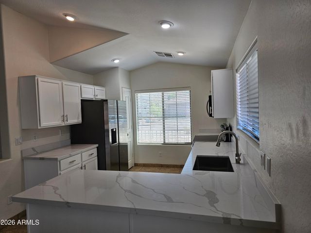 2556 W TAMARISK Avenue, Phoenix, AZ 85041