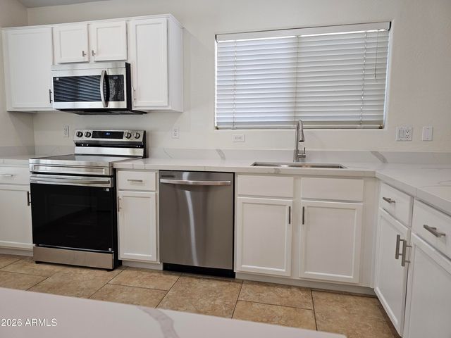 2556 W TAMARISK Avenue, Phoenix, AZ 85041