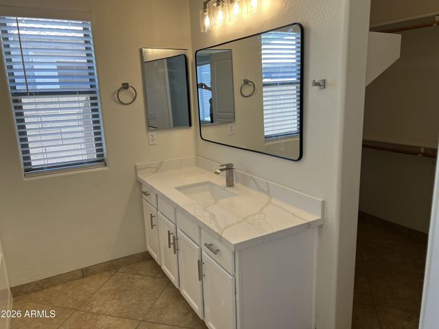 2556 W TAMARISK Avenue, Phoenix, AZ 85041