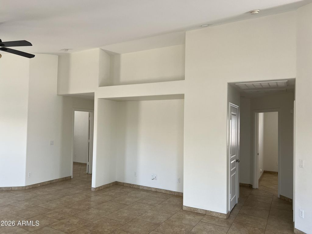 2556 W TAMARISK Avenue, Phoenix, AZ 85041 — photo 3