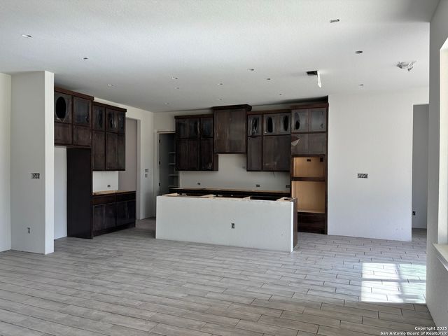 143 Pradera Ridge Drive, Floresville, TX 78114