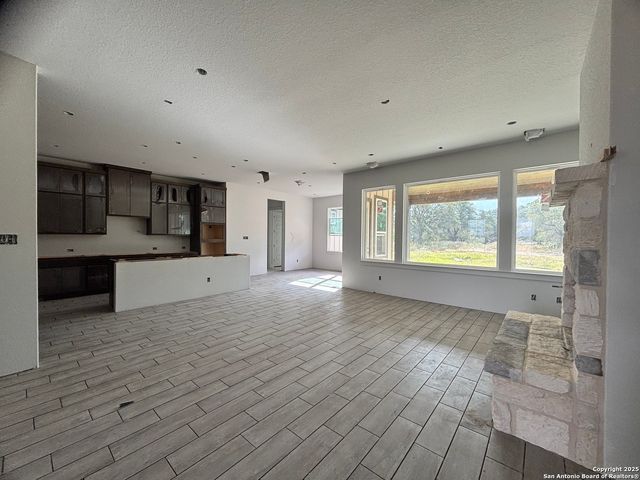 143 Pradera Ridge Drive, Floresville, TX 78114