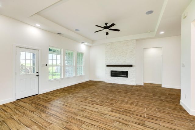 2138 Twin Lakes Boulevard, West Columbia, TX 77486