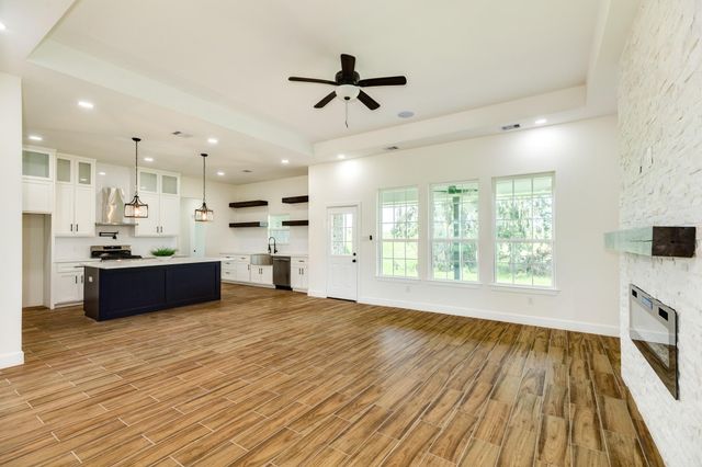 2138 Twin Lakes Boulevard, West Columbia, TX 77486