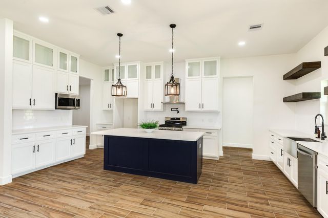 2138 Twin Lakes Boulevard, West Columbia, TX 77486