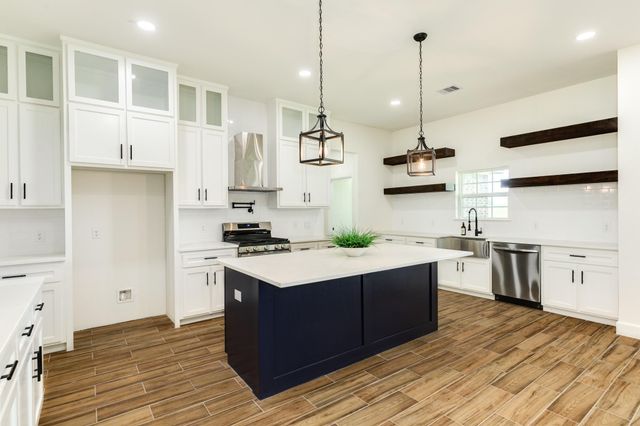 2138 Twin Lakes Boulevard, West Columbia, TX 77486